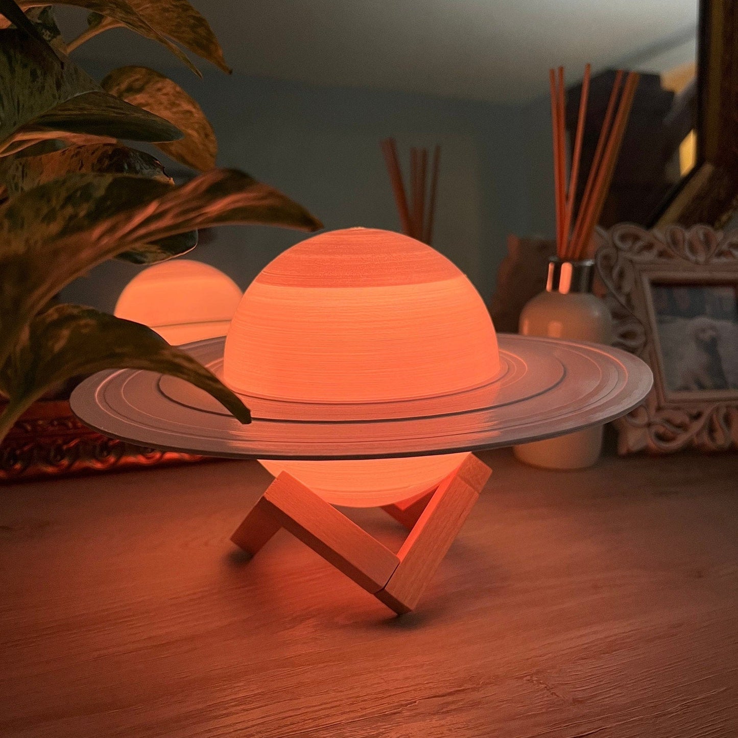 Rechargeable Saturnuslamp with Remote and Touch Control Technology NALANI