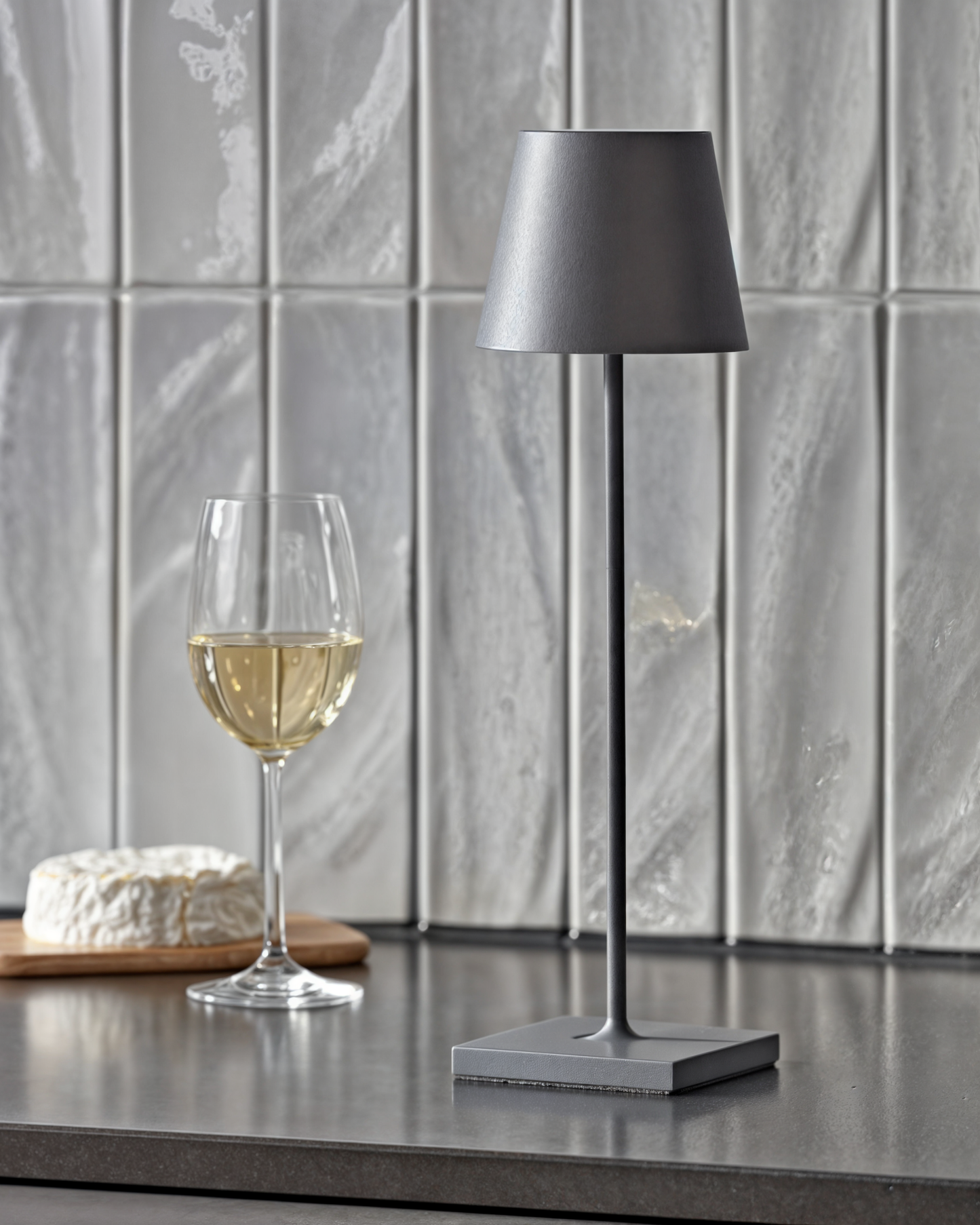 Navetti | LED table lamp with 3-colour touch control and USB charging NaLani