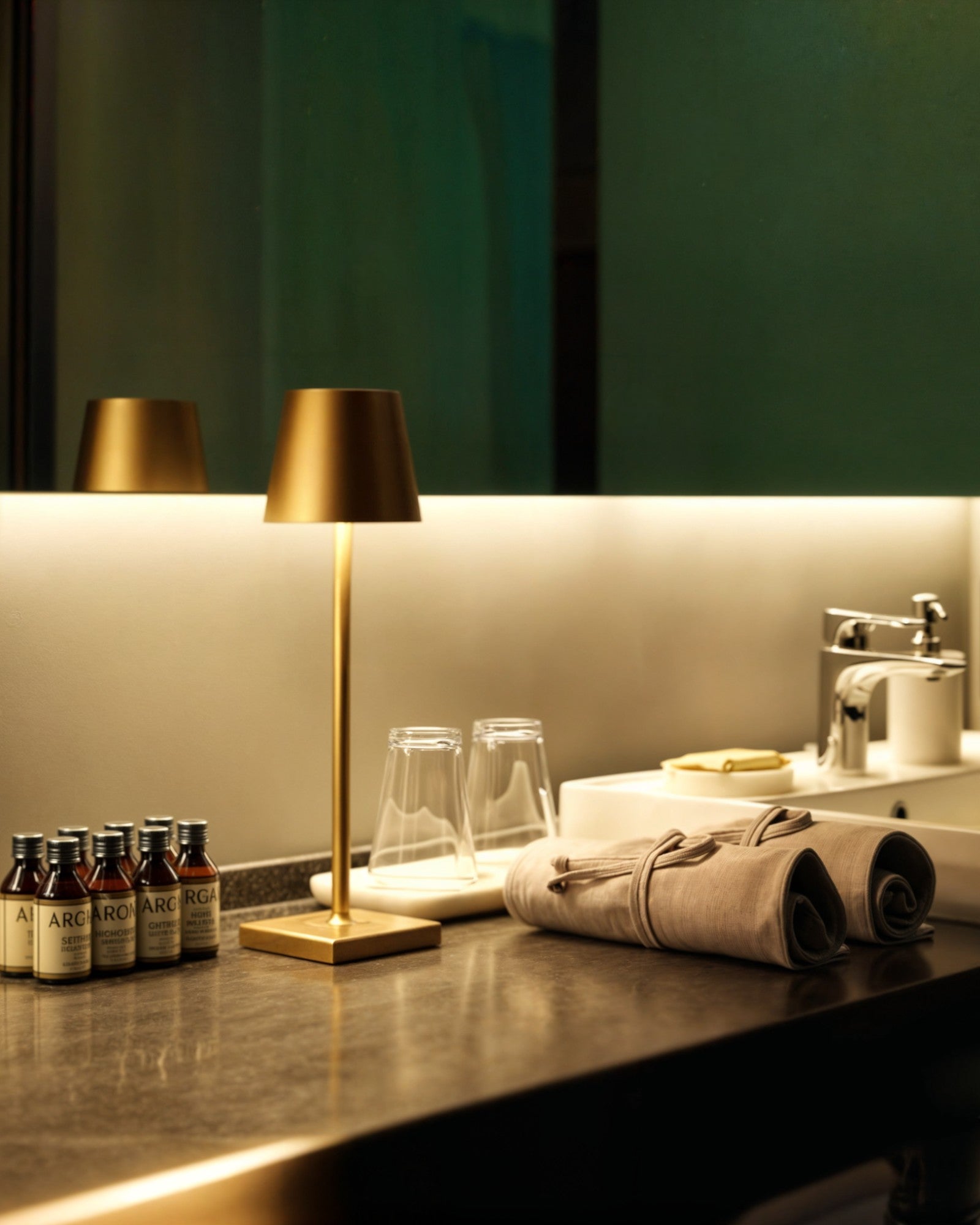 Navetti | LED table lamp with 3-colour touch control and USB charging NaLani