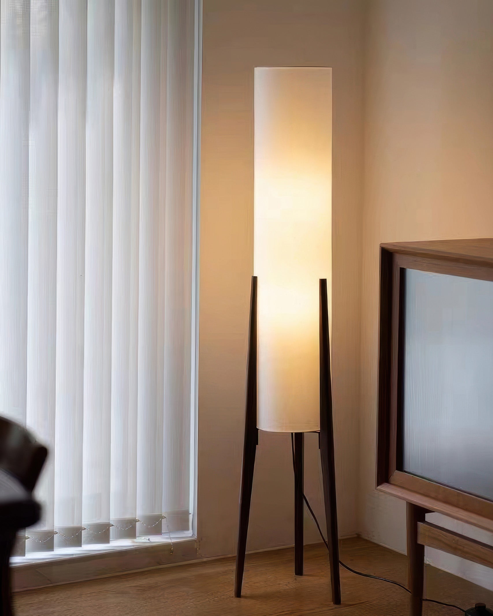 Scandinavian Walnut Floor Lamp – Solid Wood Art Lamp with Dimmable LED NaLani